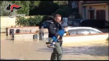 Maltempo, carabiniere salva bambino dalla casa circondata dall'acqua