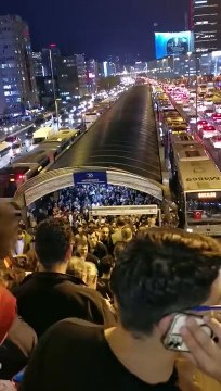 Mecidiyeköy Metrobüs durağı bomba alarmıyla boşaltılıyor