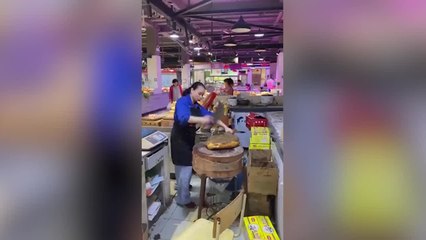 La forma de cortar jamón en un mercado de China que ha dejado boquiabierto a cualquier español