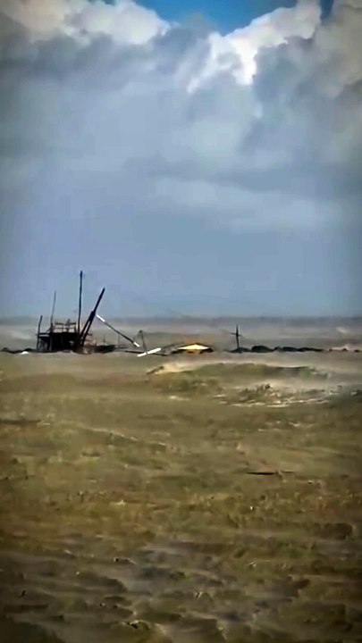 Marina di Pisa, la mareggiata travolge il retone di Bocca d'Arno