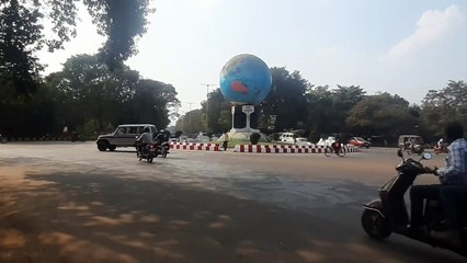 ... देखो, पीएम के स्वागत में टाउनशिप की सड़क सज-धज कर तैयार