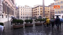 Acquazzone a piazza Montecitorio a Roma, le immagini