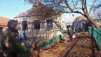 شاهد: عناصر الشرطة الأوكرانية يحاولون إقناع المسنين بمغادرة أفدييفكا