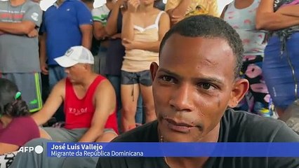 México: Migrantes costuram os lábios em protesto para exigir permissão de viagem