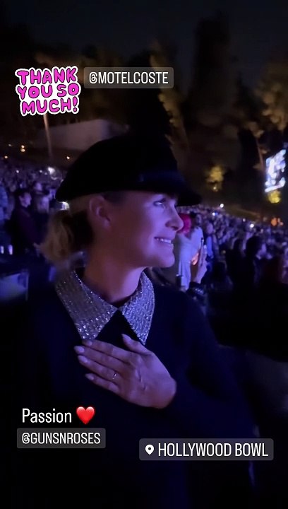 Laeticia affichait un look très rock'n'roll, col strassé et gavroche sur la têteLaeticia Hallyday au concert des Guns N' Roses