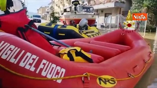 Maltempo in Toscana, Vigili del Fuoco soccorrono popolazione con i gommoni