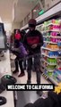 Nouvelles images choc en Californie de cambriolages express dans des supermarchés où des bandes de jeunes viennent prendre la caisse en toute tranquilité