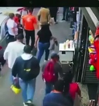 Câmera flagra grupos de criminosos cercando e roubando vítimas; assista
