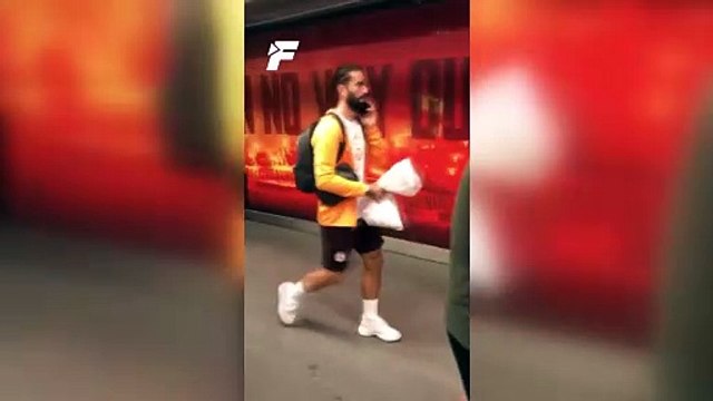 İZLE | Galatasaray kafilesi Kasımpaşa maçı sonrası stattan böyle ayrıldı... Zaha'nın çöp şiş keyfi