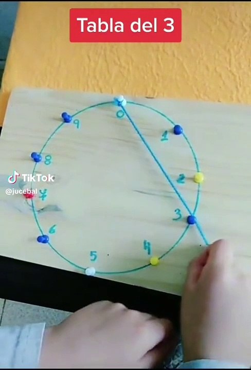 Niño sorprende al multiplicar la tabla del 3 usando un reloj sobre papel