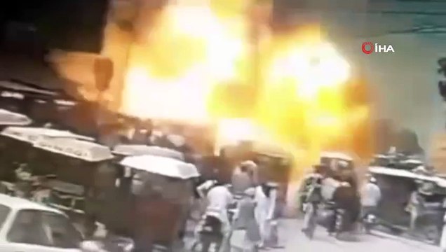 Pakistan'da bombalı saldırı: 14 asker hayatını kaybetti