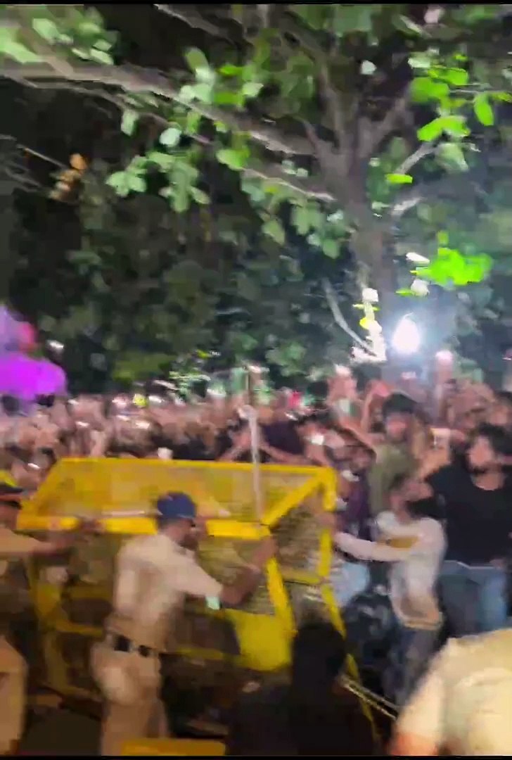 The Famous Hug by Srk for his fans on his birthday