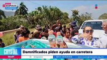 Damnificados de Acapulco salen a la carretera para pedir comida