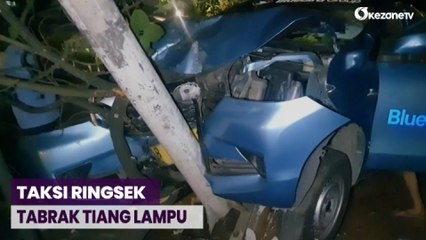 Video herunterladen: Diduga Mengantuk, Taksi  Tabrak Tiang Lampu Jalan di Flyover Kebun Jeruk