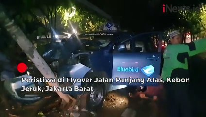 Taksi  Tabrak Tiang Lampu Jalan di Flyover Kebun Jeruk, Sopir Diduga Mengantuk