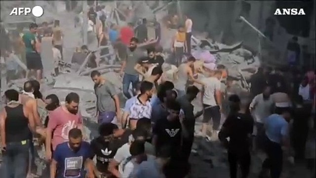 Gaza, raid israeliani sul campo profughi di Jabalia