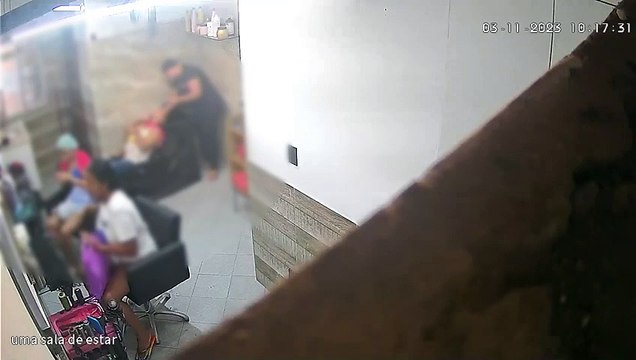 VÍDEO: Cliente furta celular em salão de beleza e acaba presa momentos depois em Salvador