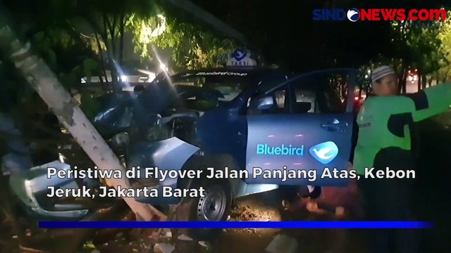 Taksi Ringsek Tabrak Tiang Lampu Jalan di Flyover Kebun Jeruk