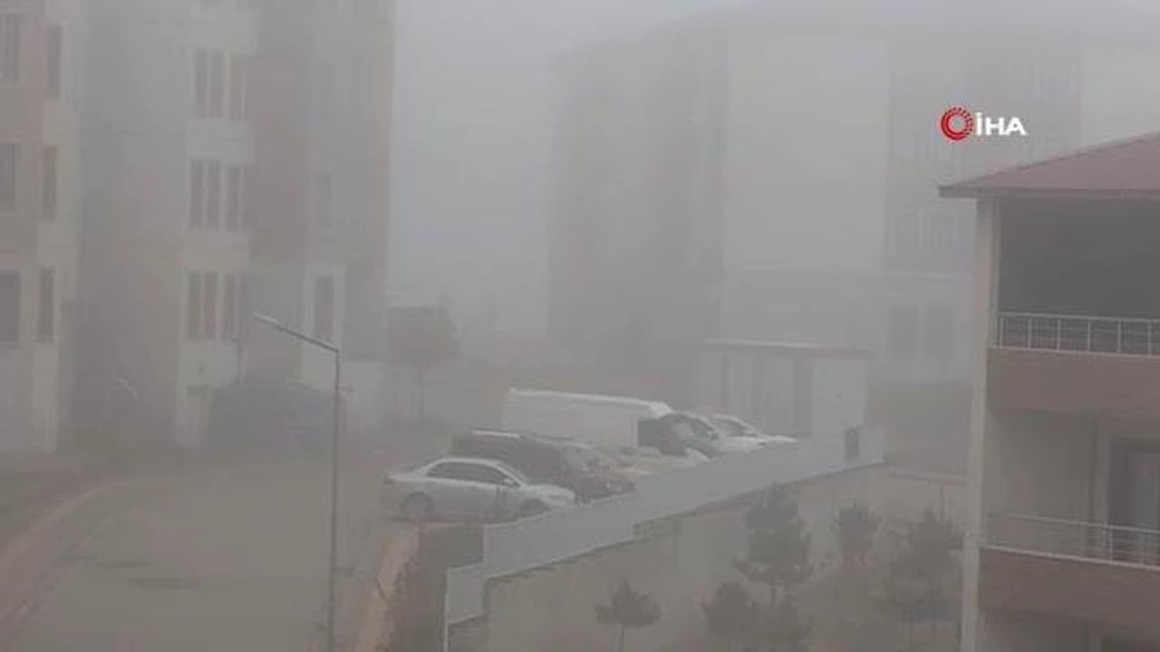 Yüksekova'da yoğun sis: Görüş mesafesi 10 metreye kadar düştü