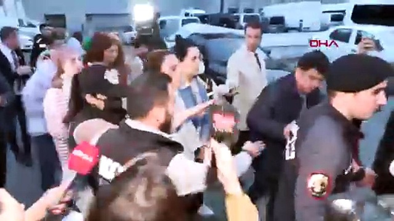 Sıla Doğu, polis otobüsüne binerken kolundaki kelepçeyi kendi kendine çıkardı