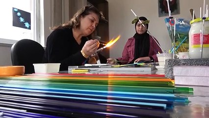 Atık cam şişeler kadınların ellerinde sanat eserine dönüşüyor