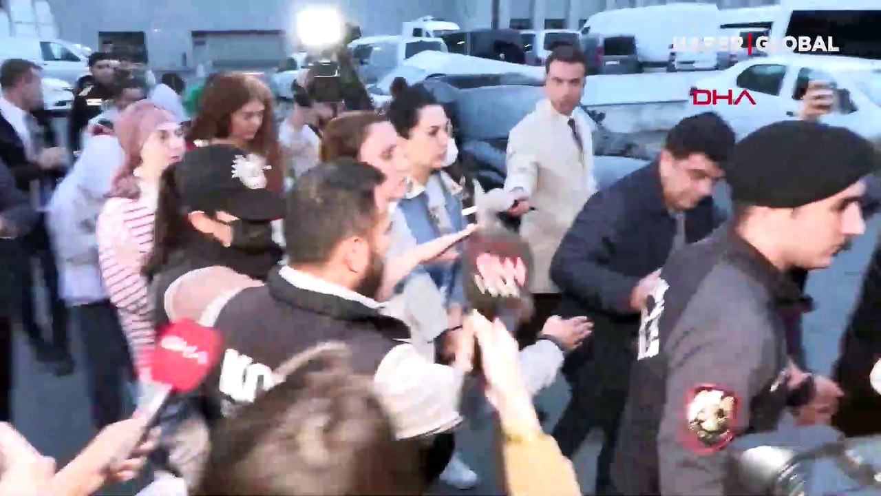 Dilan Polat'ın kardeşi Sıla Doğu, polis otobüsüne binerken kolundaki kelepçeyi kendi kendine çıkardı