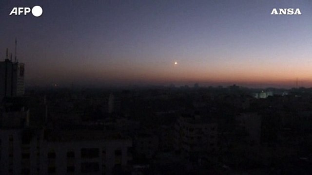 Razzi colpiscono la citta' di Gaza, colonne di fumo si alzano dagli edifici