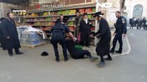 شاهد: الشرطة الإسرائيلية تنهال بالضرب على مجموعة من اليهود الحريديم تضامنوا مع الفلسطينيين