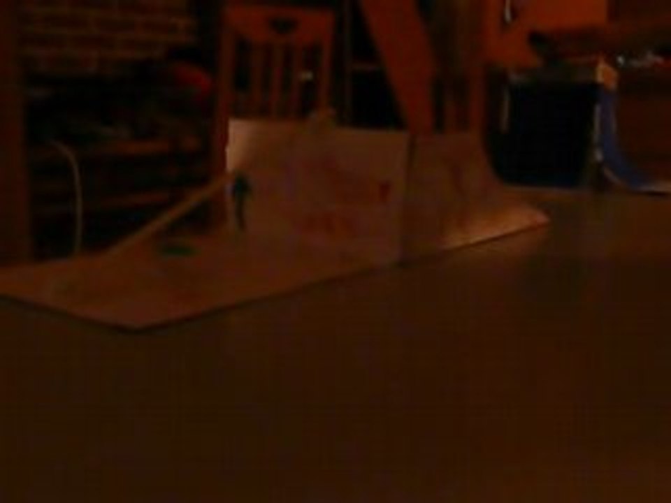 finger skate Saut + slide sur la barre