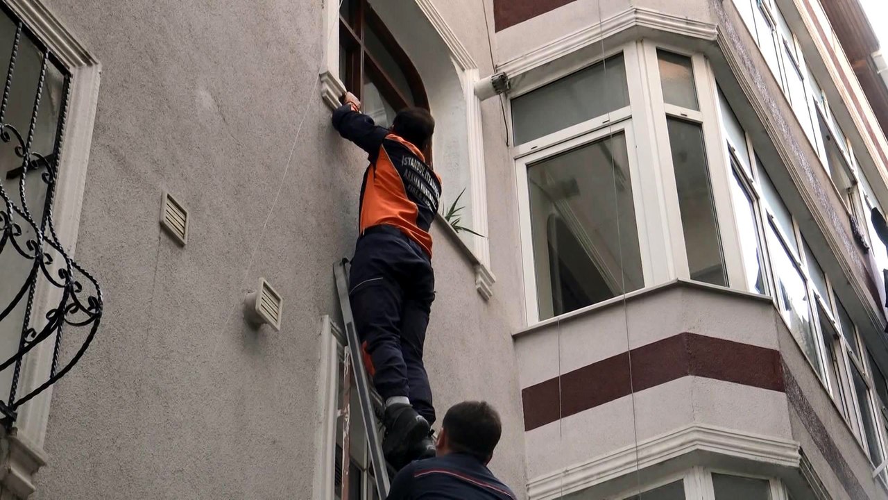 Evde mahsur kalan 3,5 yaşındaki çocuğu itfaiye kurtardı