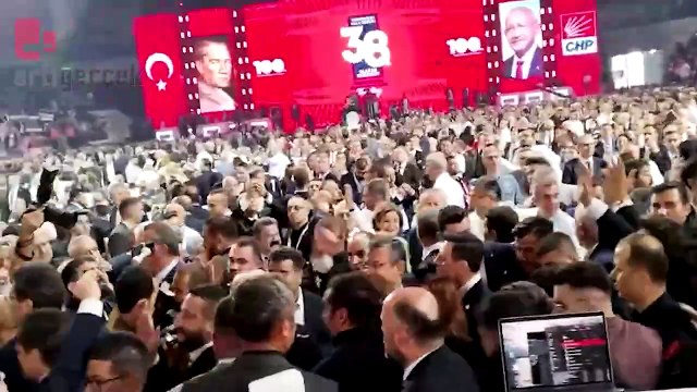Özgür Özel, Ey Özgürlük parçası ile salona giriş yaptı