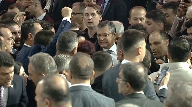 Özgür Özel kurultay salonuna giriş yaparken yoğun ilgi nedeniyle zor anlar yaşadı