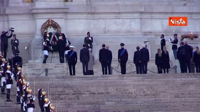Festa delle Forze Armate, il Presidente Mattarella rende omaggio al Milite Ignoto