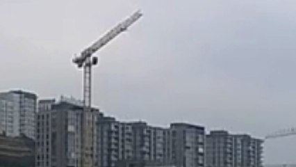 Küçükçekmece'de kule vinç kırıldı; operatör şans eseri kurtuldu