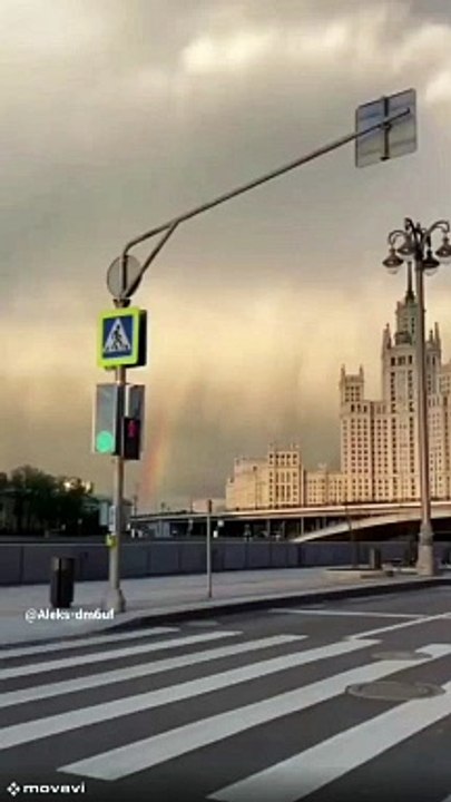 Дуга у Москви док се возимо кроз центар града