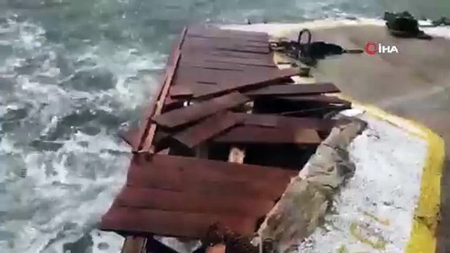 Lodos Datça'da Tahta İskeleyi Parçaladı