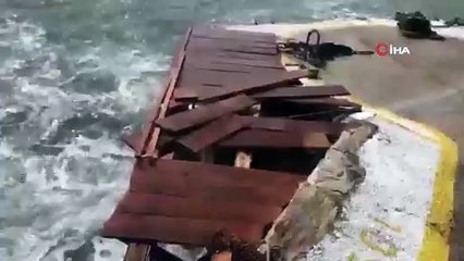 Lodos Datça'da Tahta İskeleyi Parçaladı