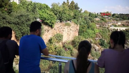 Falezlerden düşen adam kurtarıldı, başka bir kişi tehlikeli noktada gezindi