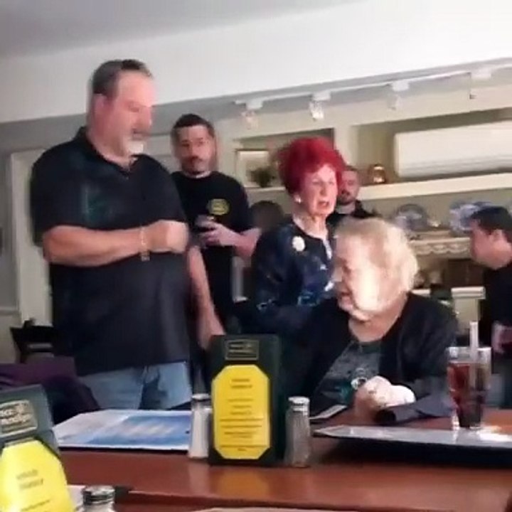 Pour son 90ème anniversaire, sa famille a retrouvé sa meilleure amie d’enfance !