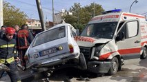 Manisa’da ambulansın çarptığı araçta iki kişi yaralandı