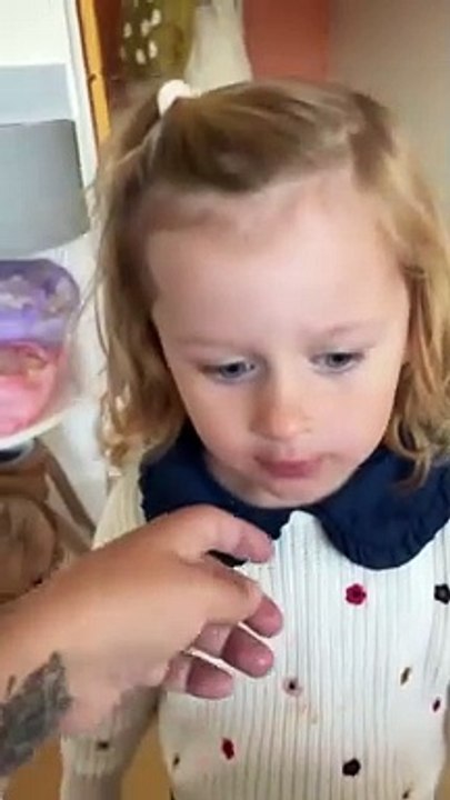 Elle était tellement impatiente de rencontrer sa petite sœur pour la première fois !