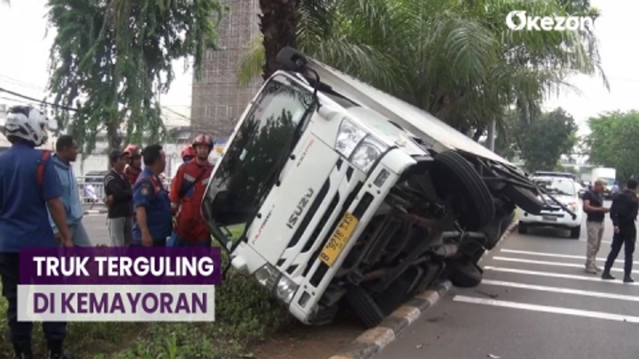 Rem Blong Akibat Kelebihan Muatan, Truk Berisi Mainan Anak Terguling di Kemayoran