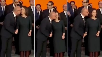 Bakanın AB zirvesindeki öpücükle selamlama tartışmalara yol açtı