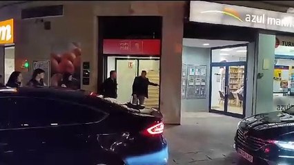 Cientos de personas gritan "golpistas" y "sinvergüenzas" a Zapatero y Puig en Valencia