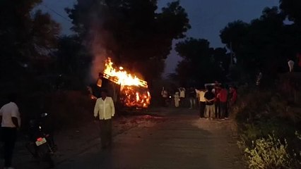 कड़बी से भरी पिकअप में लगी आग