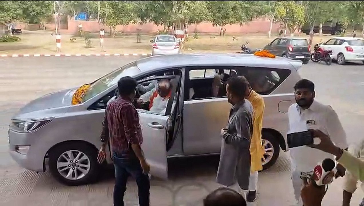 भाजपा प्रत्याशी ने नामांकन दाखिल किया