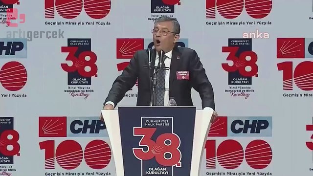 Özgür Özel konuşmasında, tutuklu gazetecilerle, Selçuk Kozağaçlı, Osman Kavala, Çiğdem Mater, Selçuk Mızraklı ve Selahattin Demirtaş’a selam gönderdi