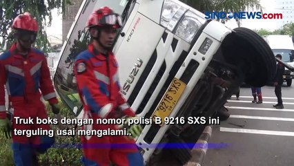 Video herunterladen: Kelebihan Muatan, Truk Berisi Mainan Anak Terguling di Kemayoran Akibat Rem Blong