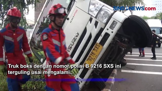 Kelebihan Muatan, Truk Berisi Mainan Anak Terguling di Kemayoran Akibat Rem Blong