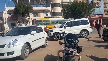 रेलवे फाटक निर्माणाधीन ओवरब्रिज के नीचे खड़े होने वाले वाहन किसके हैं.......?